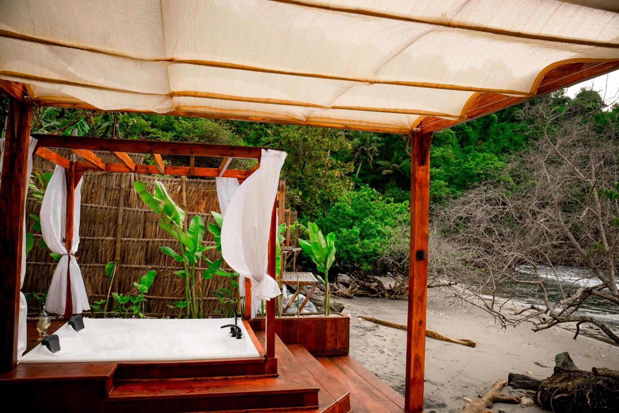 Beachfront Luxury Dome Villas - Gamat Bay Resort Nusa Penida Buitenkant foto