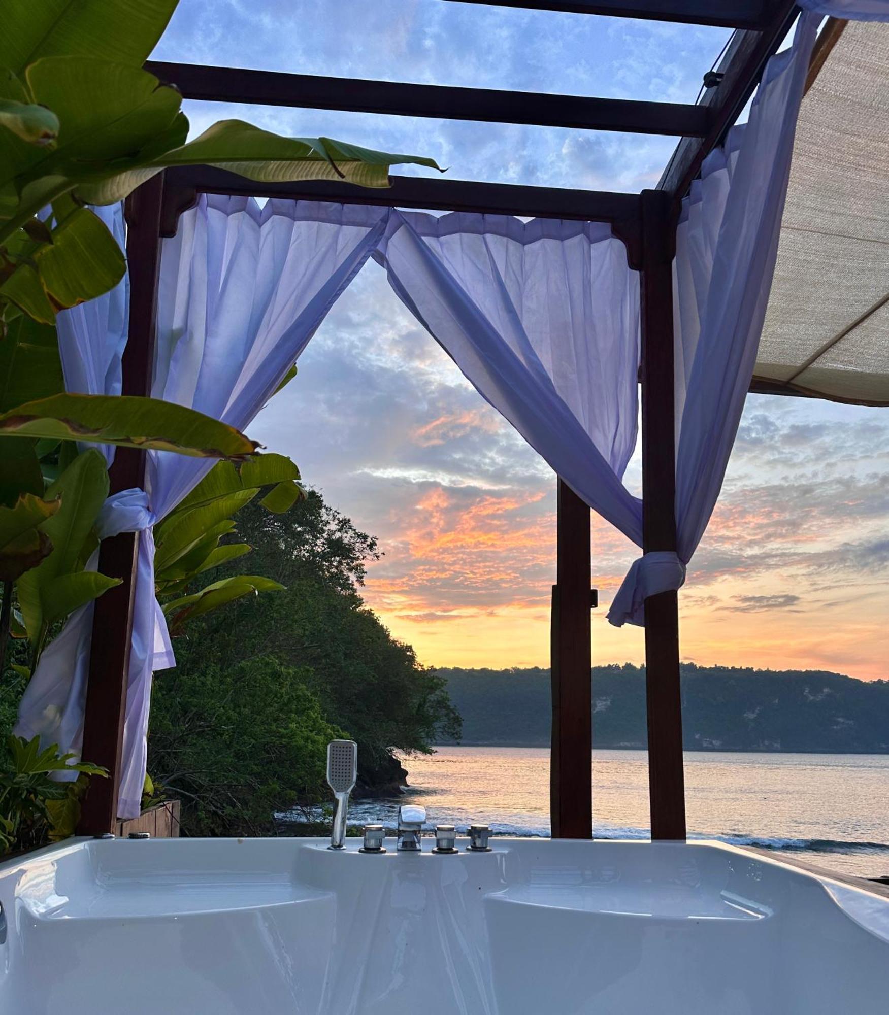 Beachfront Luxury Dome Villas - Gamat Bay Resort Nusa Penida Kamer foto