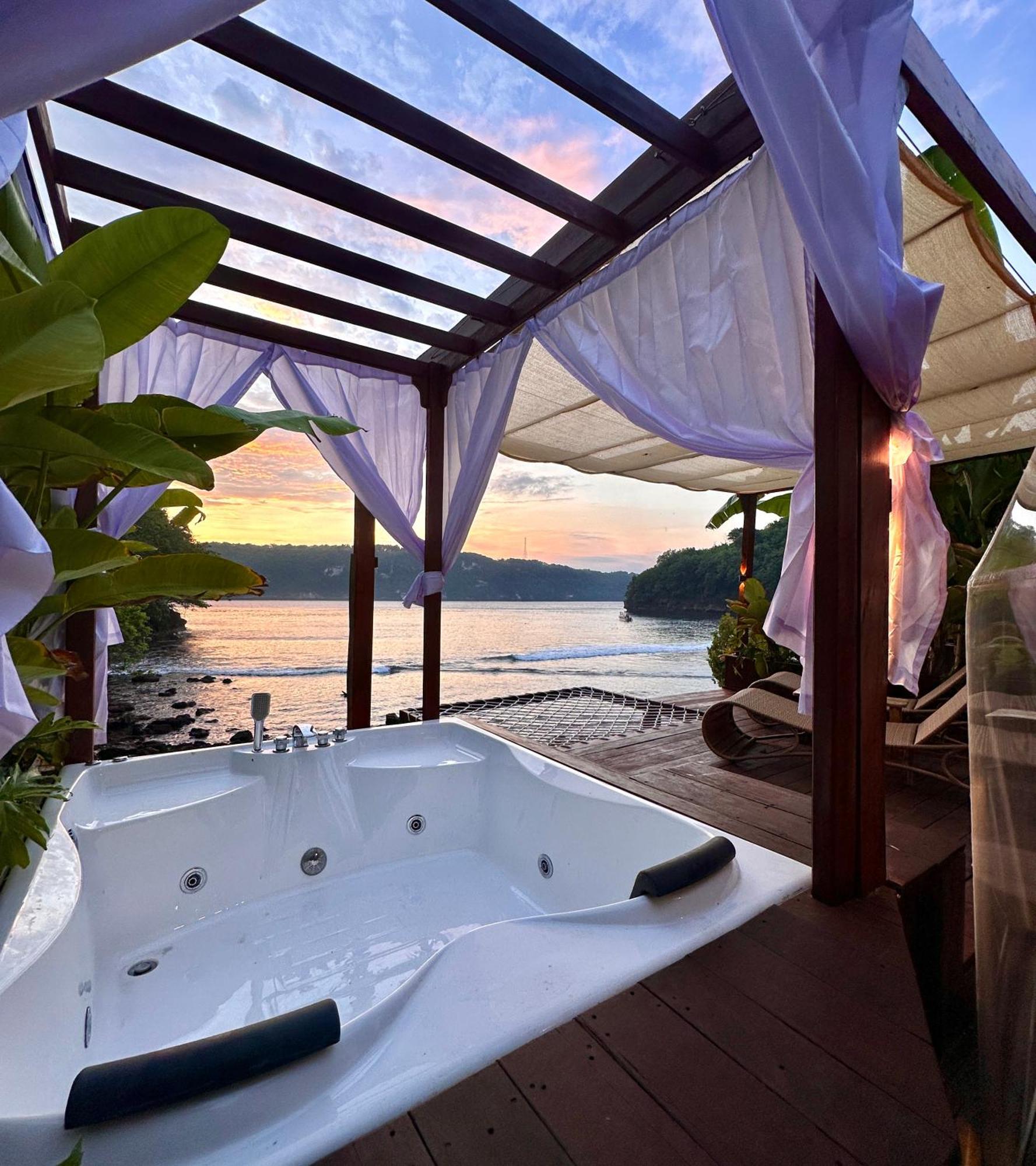 Beachfront Luxury Dome Villas - Gamat Bay Resort Nusa Penida Buitenkant foto